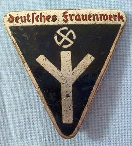 Deutsches Frauenwerk Badge RZM M1/153