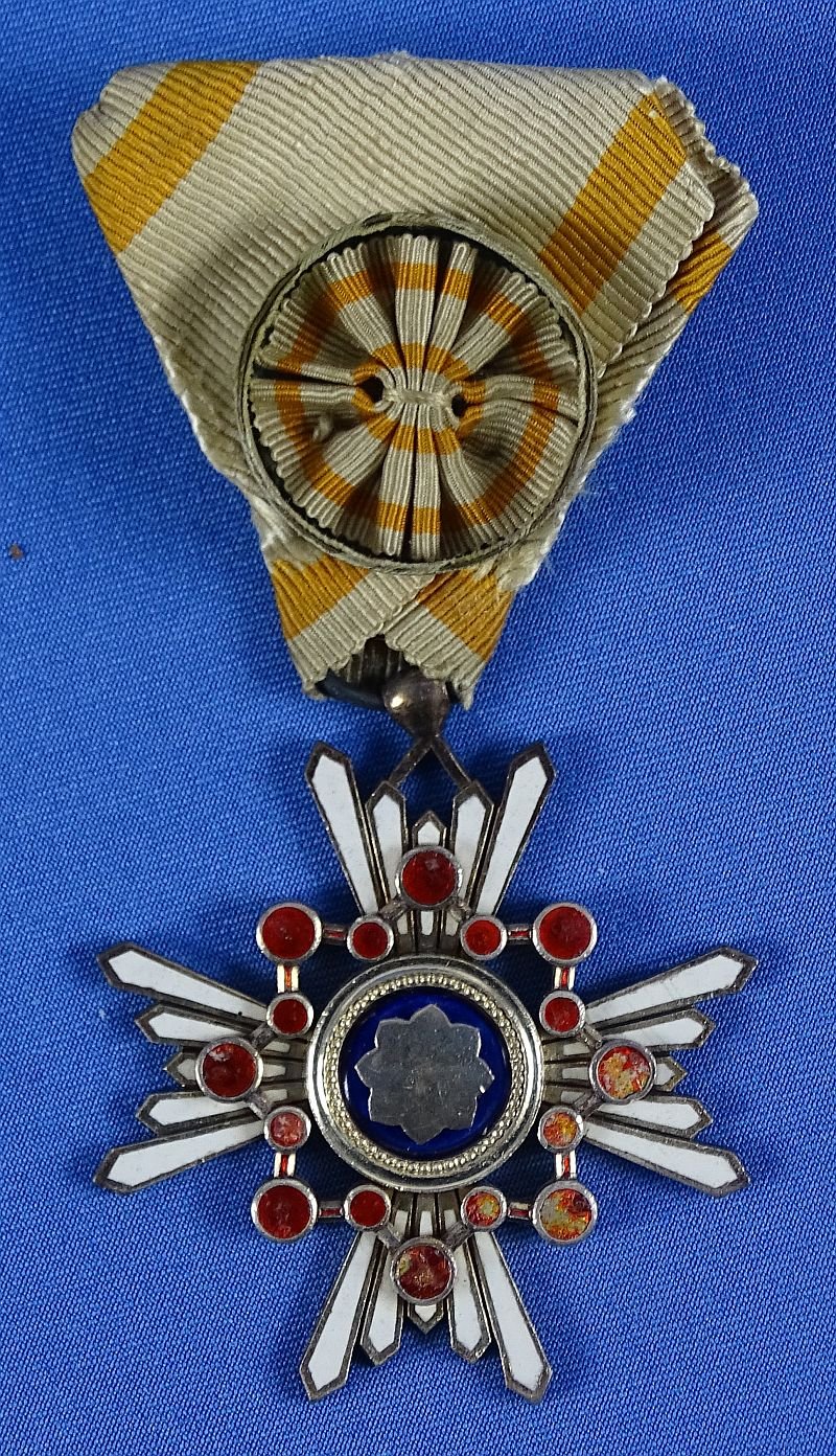 Cased Japanese Order of the Sacred Treasure 4th Class — image 2
