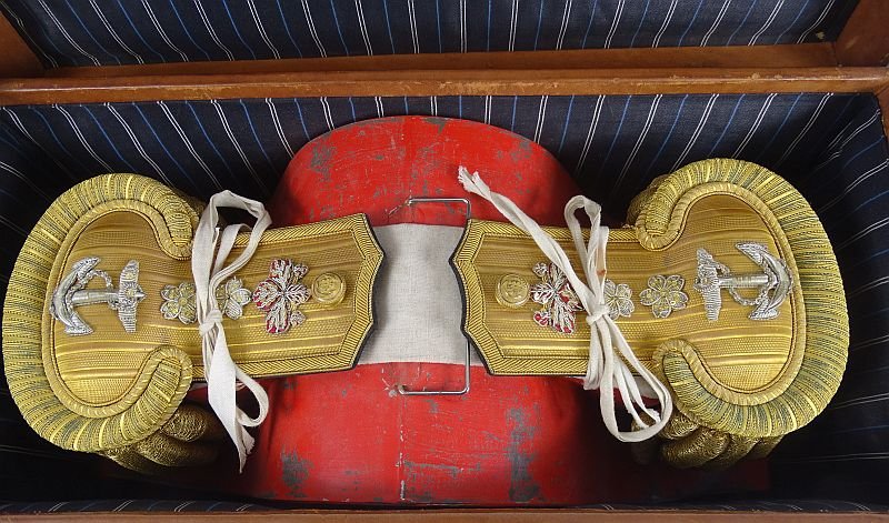Named and Cased Imperial Japanese Navy Captain's Full Dress Fore and Aft Hat and Epaulettes Set — image 3