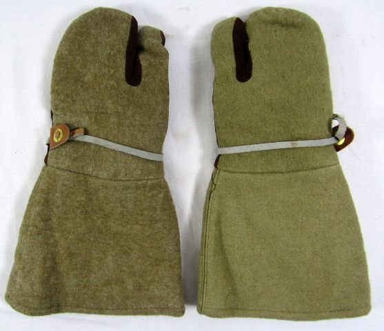 Mint WWII Japanese Army Wool Mittens With Trigger Finger — image 2