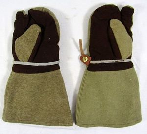 Mint WWII Japanese Army Wool Mittens With Trigger Finger