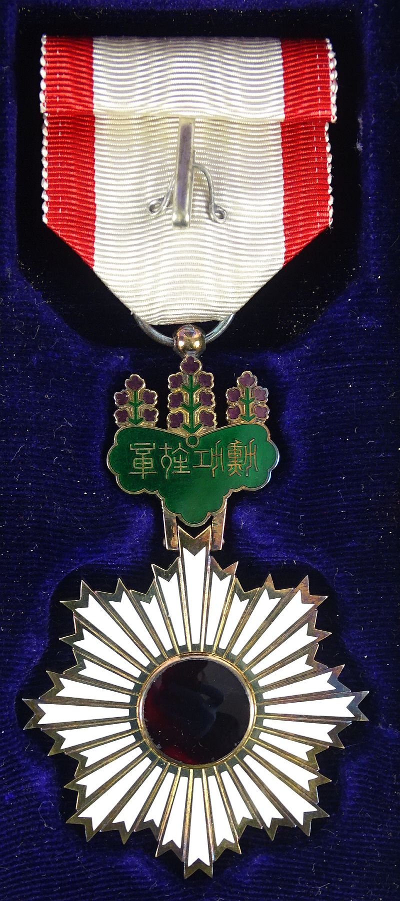 Cased Japanese Order of the Rising Sun 4th Class — image 3