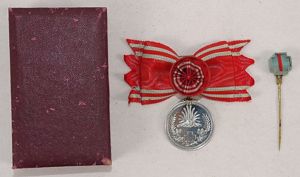 Boxed Ladies Japanese Red Cross Honor Medal