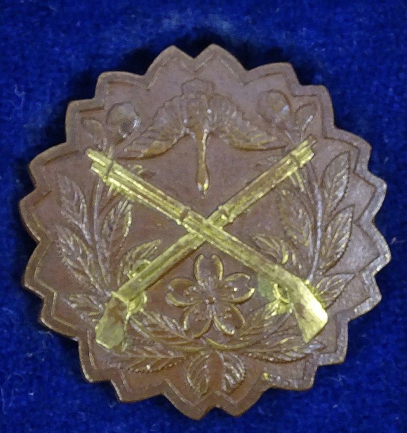 Boxed Japanese Navy Marksmanship Badge in Bronze — image 2