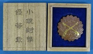 Boxed Japanese Navy Marksmanship Badge in Bronze