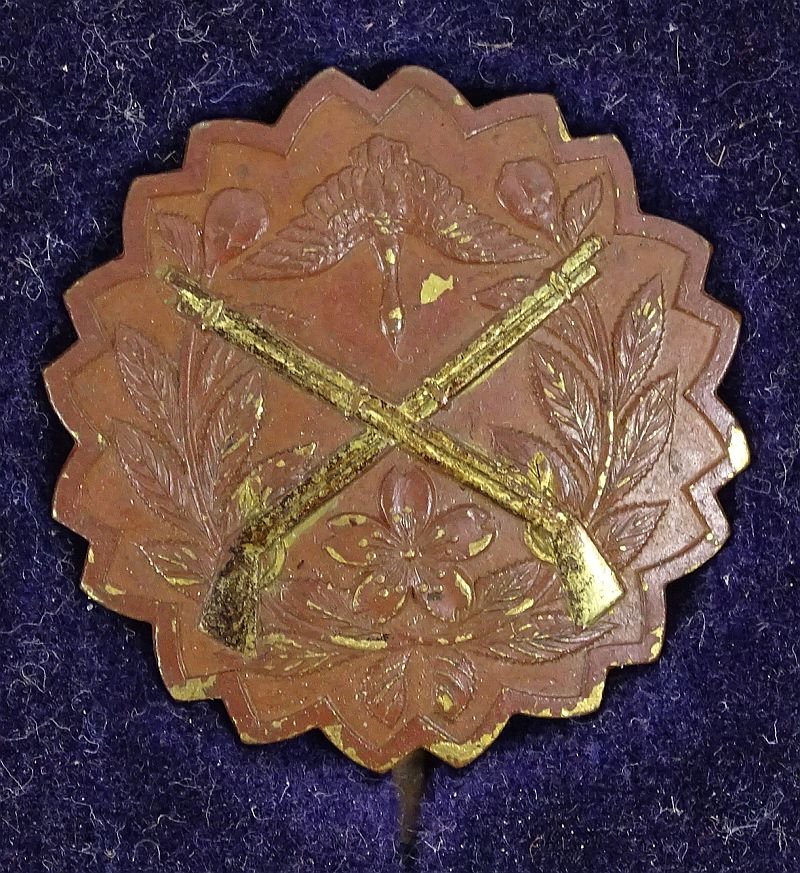 Boxed Japanese Navy Marksmanship Badge — image 2