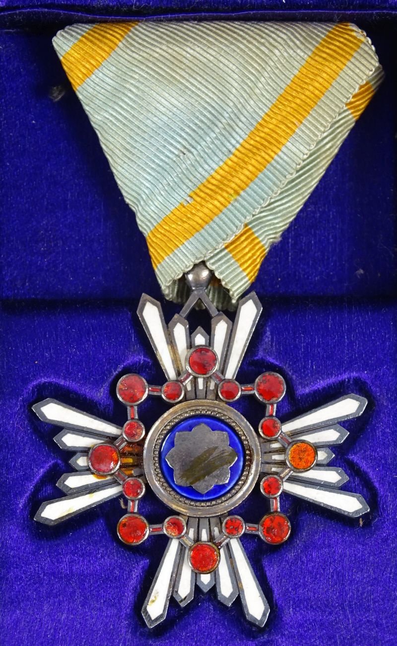 Japanese Cased Order of the Sacred Treasure 5th Class — image 2