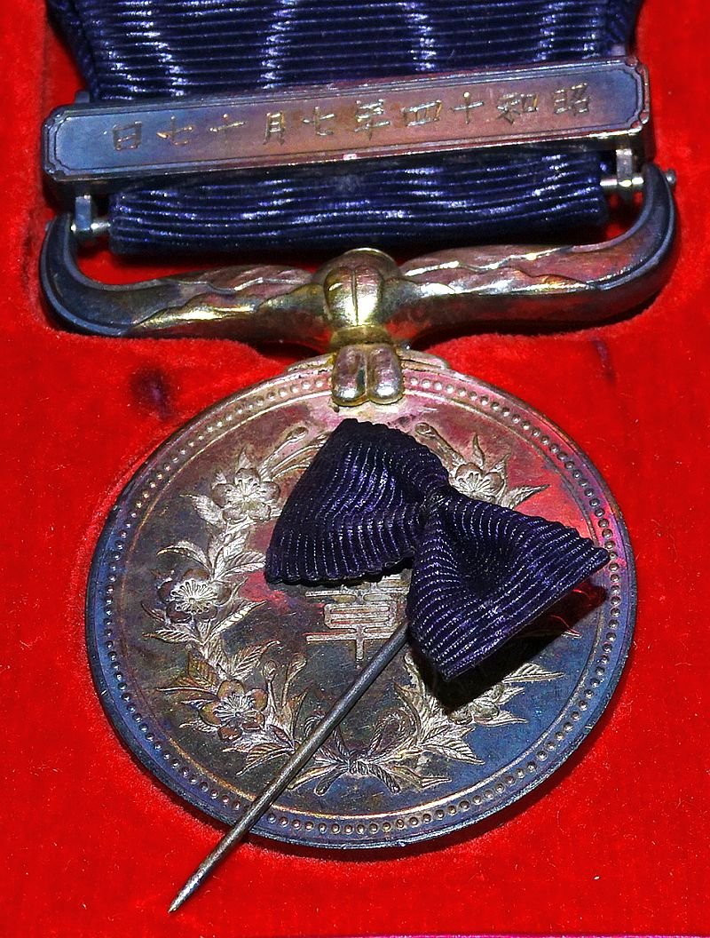Cased WWII Era Japanese Blue Ribbon Medal of Honor — image 4