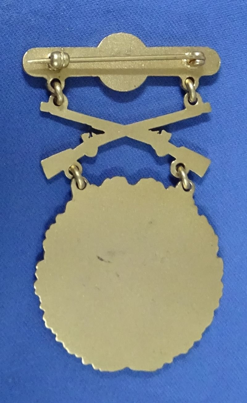 1958 Prototype U.S 5th Army Excellence in Competition EIC Gold Rifle Badge — image 2