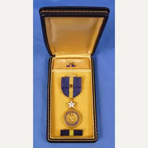 Cased WWII U.S. Navy Distinguished Service Medal with Star on …
