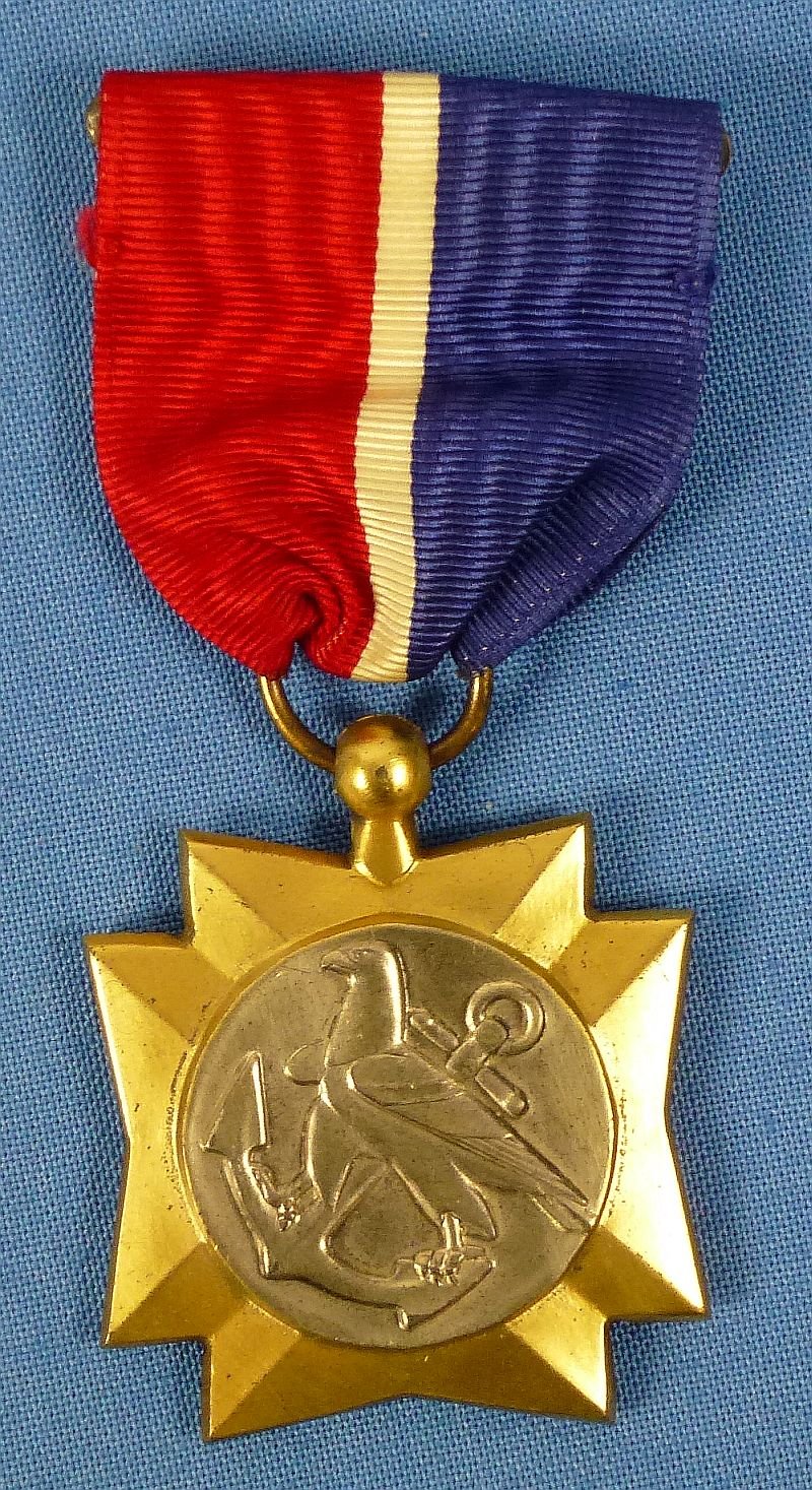Cased WWII U.S. Merchant Marine Mariner's Medal — image 2
