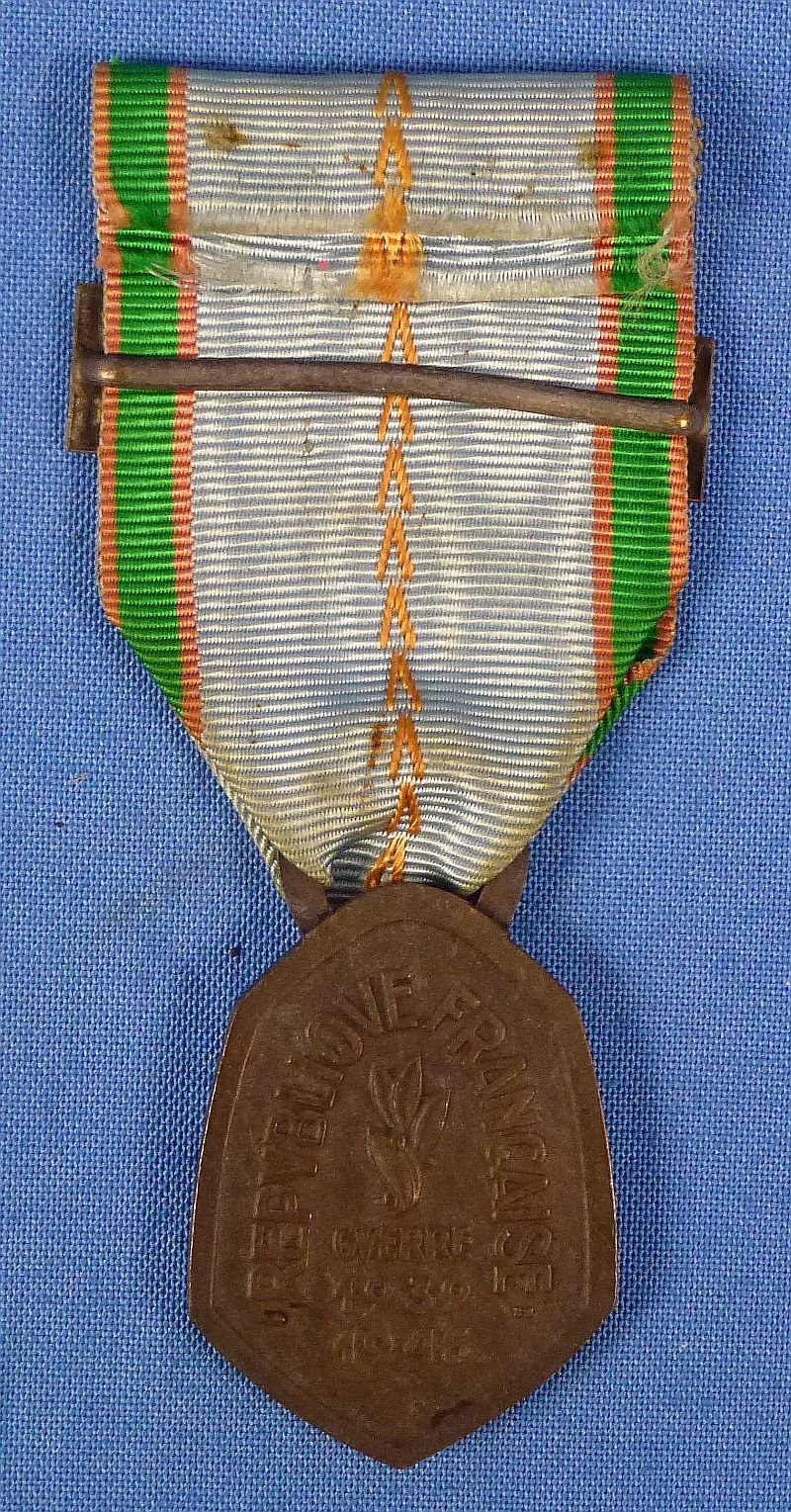 French WWII 1939–1945 Commemorative War Medal with 'ITALIE' Bar — image 2