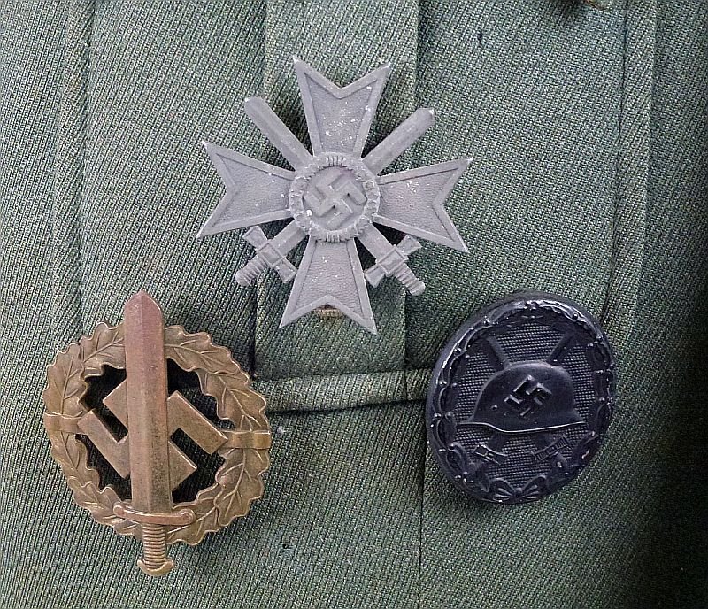 Named 1940 Dated German Army 15th Cavalry Regiment Hauptmann Tunic with Medals — image 4