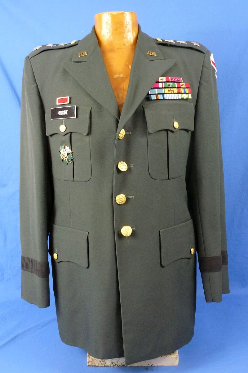 Uniform of U.S. Army Lieutenant General Robert L. Moore — image 2