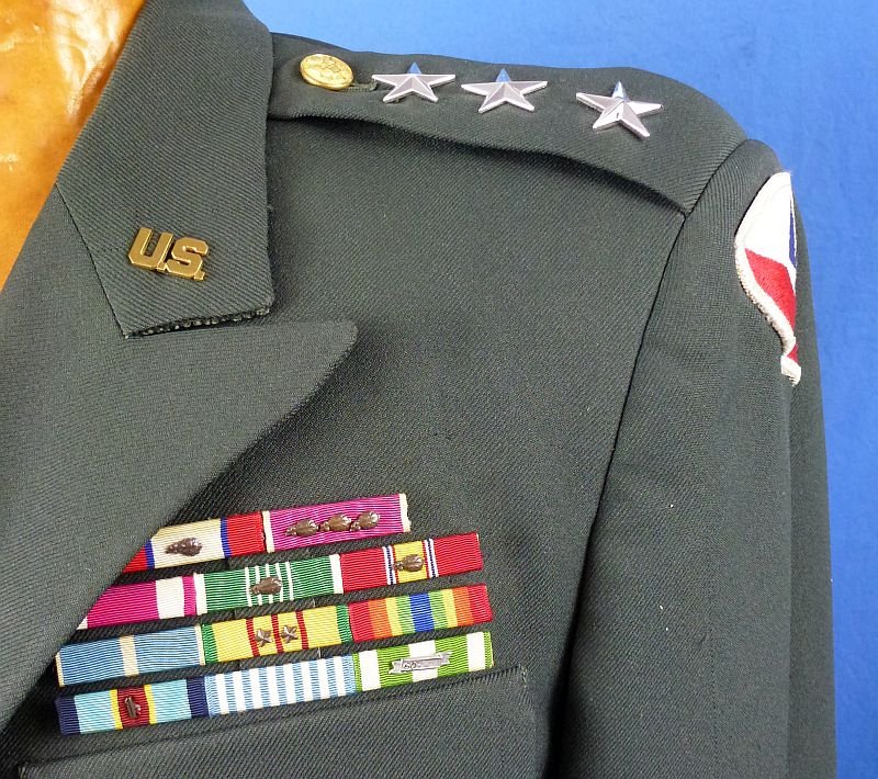 Uniform of U.S. Army Lieutenant General Robert L. Moore — image 3