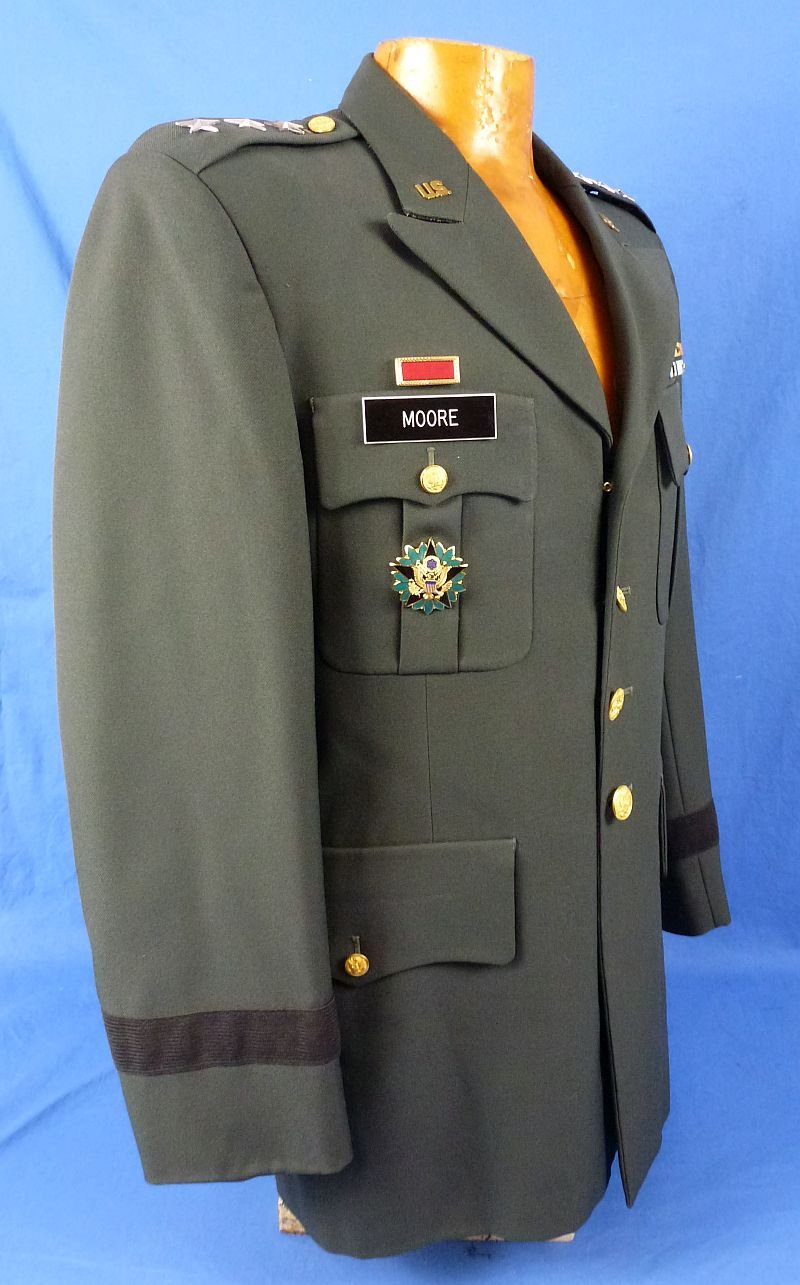 Uniform of U.S. Army Lieutenant General Robert L. Moore — image 6