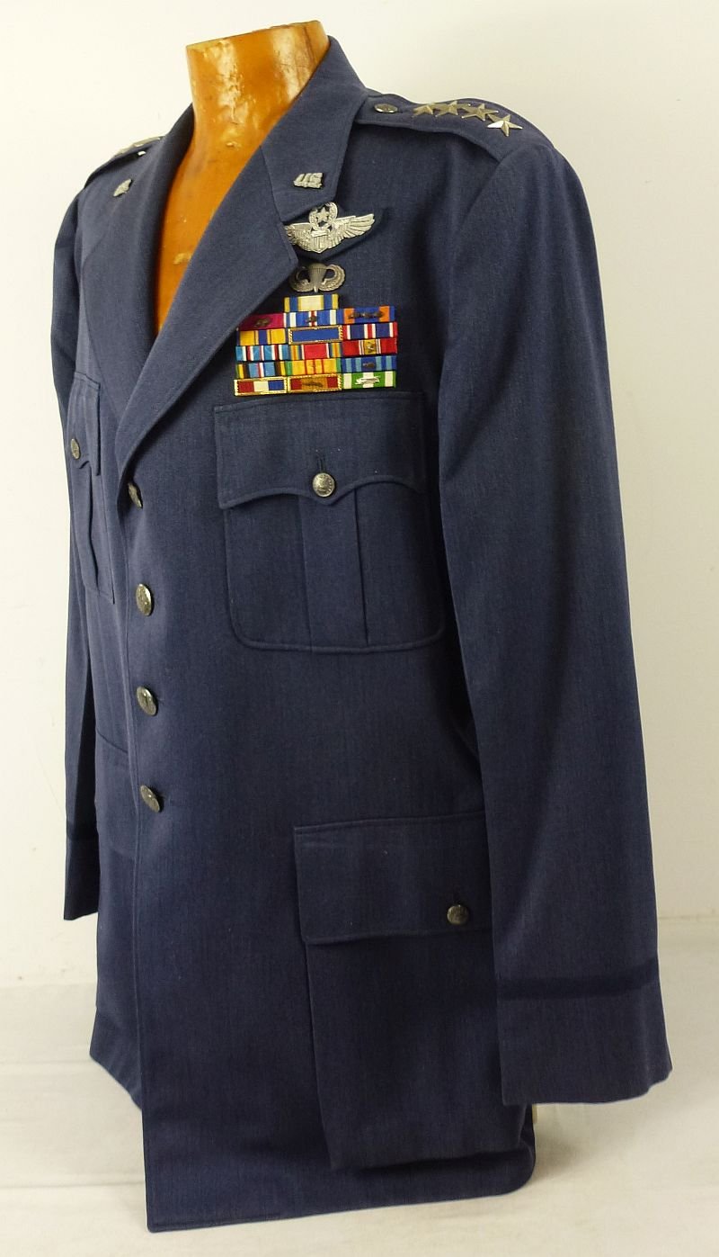 The Uniform of Air Force General Andrew P. Iosue — image 3