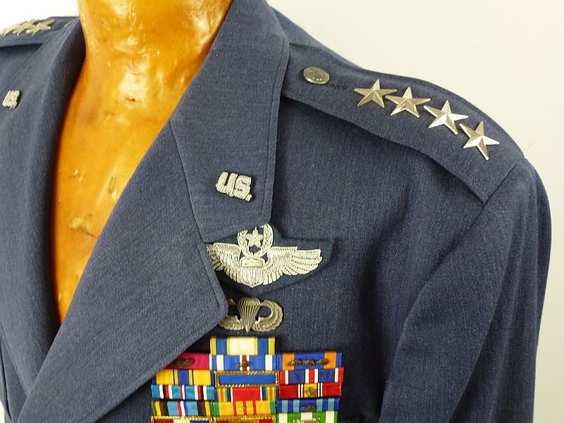The Uniform of Air Force General Andrew P. Iosue — image 4