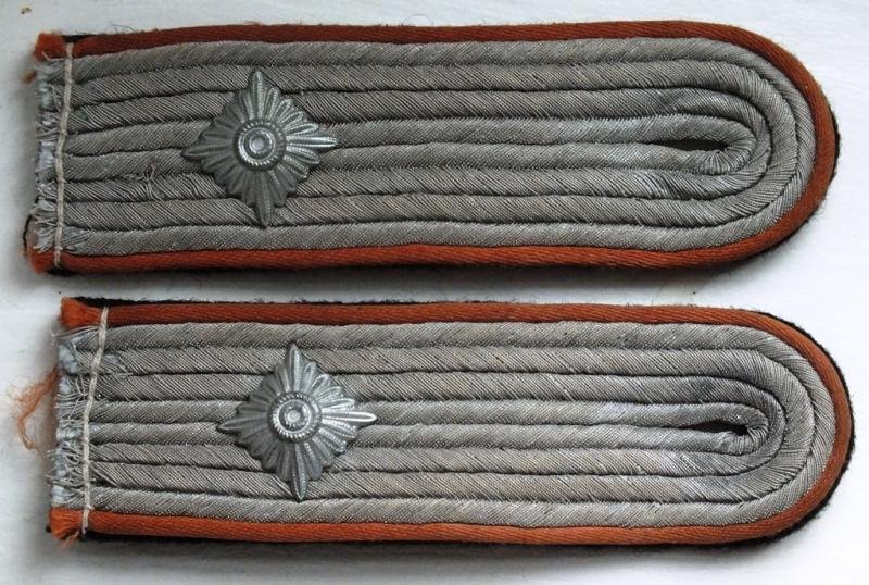 WSS-OBERSTURMFUHRER SHOULDER BOARDS — image 2