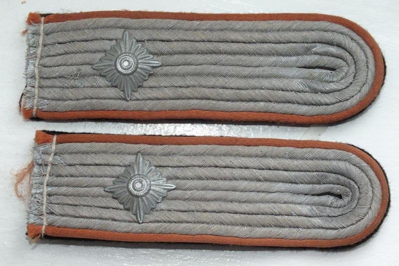 WSS-OBERSTURMFUHRER SHOULDER BOARDS — image 3