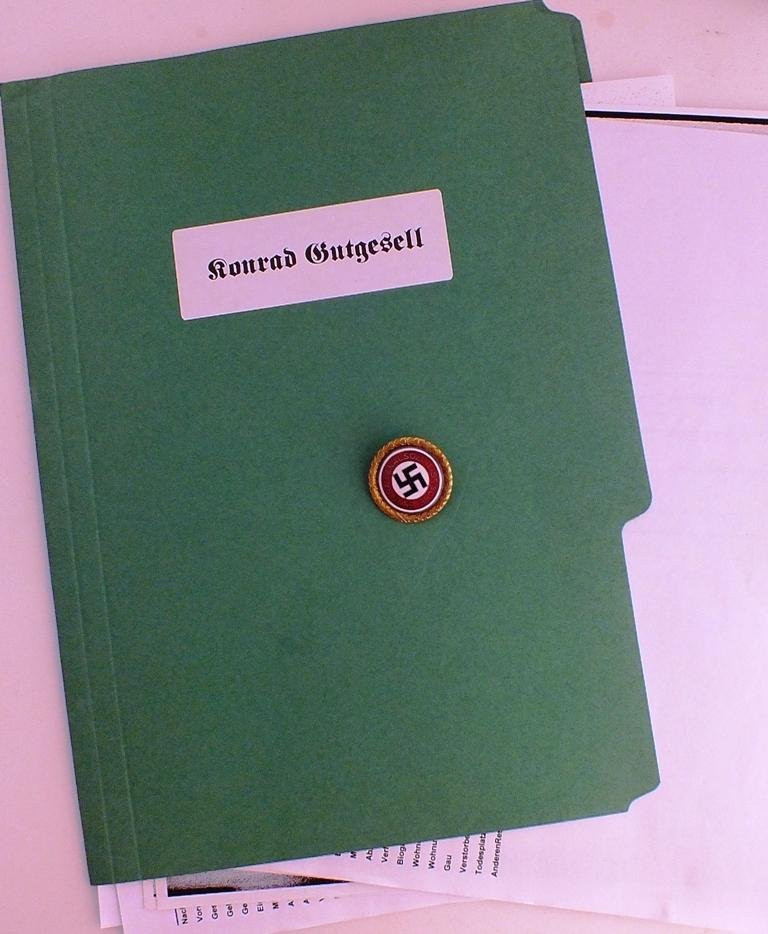 LARGE GOLD PARTY BADGE VITUALLY MINT NAMED TO GAU BADGE HOLDER — image 5