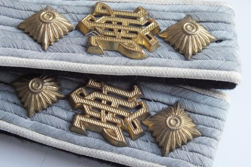 ULTIMATE SS-HAUPTSTURMFUHRER LAH INSIGNIA SET — image 2