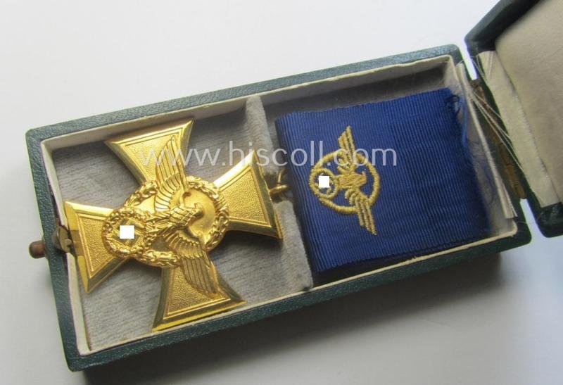 Golden-class 'Pol.-Dienstauszeichnung 1. Stufe' (or: police loyal-service medal first-class) that comes stored in its period, green-coloured (and luxuriously styled!) etui and that comes with its accompanying ribbon (ie. 'Bandabschnitt') — image 2