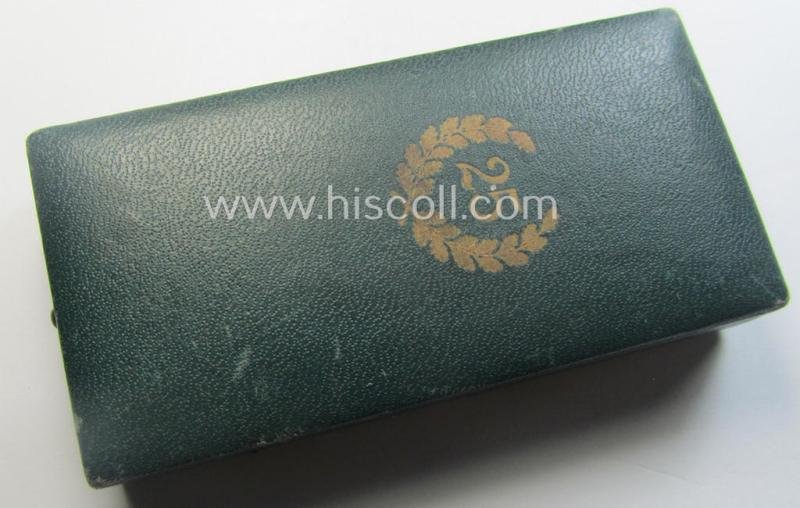 Golden-class 'Pol.-Dienstauszeichnung 1. Stufe' (or: police loyal-service medal first-class) that comes stored in its period, green-coloured (and luxuriously styled!) etui and that comes with its accompanying ribbon (ie. 'Bandabschnitt') — image 5