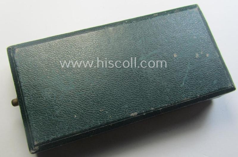 Golden-class 'Pol.-Dienstauszeichnung 1. Stufe' (or: police loyal-service medal first-class) that comes stored in its period, green-coloured (and luxuriously styled!) etui and that comes with its accompanying ribbon (ie. 'Bandabschnitt') — image 6