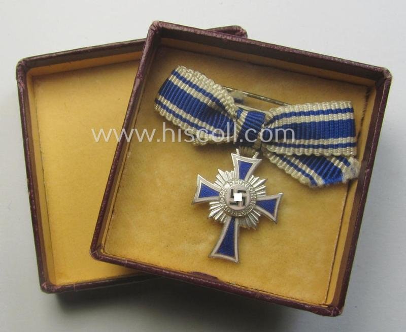 Miniature of an: 'Ehrenkreuz der deutschen Mutter - 2. Stufe' (or: silver-class mothers'-cross) being a non-maker-marked example that comes stored in its period, generic-styled so-called: 2-pieced- and/or 'LDO'- (ie. 'L/11'-) marked box — image 2