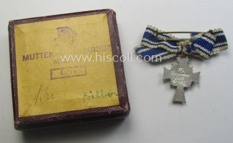 Miniature of an: 'Ehrenkreuz der deutschen Mutter - 2. Stufe' (or: silver-class mothers'-cross) being a non-maker-marked example that comes stored in its period, generic-styled so-called: 2-pieced- and/or 'LDO'- (ie. 'L/11'-) marked box — image 3