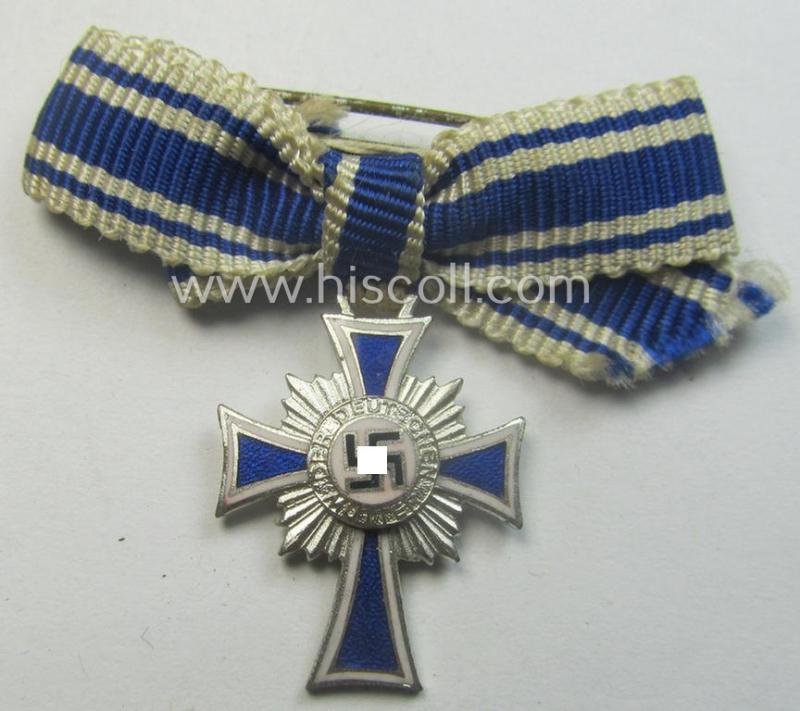 Miniature of an: 'Ehrenkreuz der deutschen Mutter - 2. Stufe' (or: silver-class mothers'-cross) being a non-maker-marked example that comes stored in its period, generic-styled so-called: 2-pieced- and/or 'LDO'- (ie. 'L/11'-) marked box — image 4