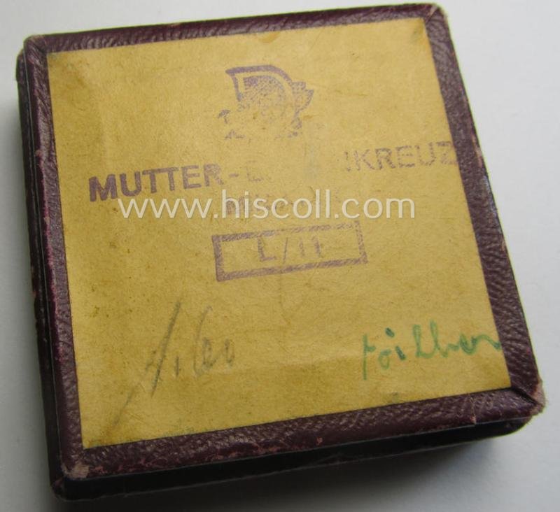 Miniature of an: 'Ehrenkreuz der deutschen Mutter - 2. Stufe' (or: silver-class mothers'-cross) being a non-maker-marked example that comes stored in its period, generic-styled so-called: 2-pieced- and/or 'LDO'- (ie. 'L/11'-) marked box — image 5