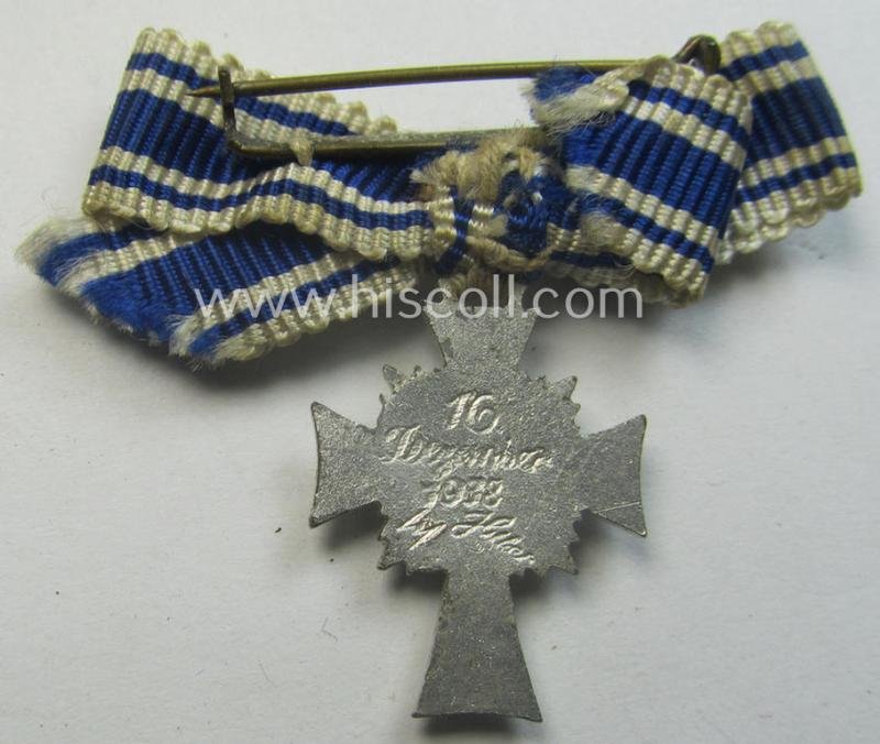 Miniature of an: 'Ehrenkreuz der deutschen Mutter - 2. Stufe' (or: silver-class mothers'-cross) being a non-maker-marked example that comes stored in its period, generic-styled so-called: 2-pieced- and/or 'LDO'- (ie. 'L/11'-) marked box — image 6