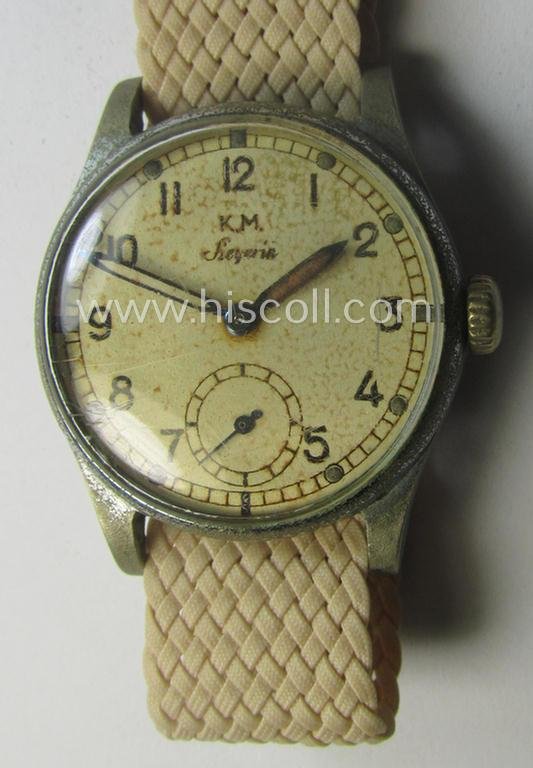WH (Kriegsmarine) WWII-period wrist-watch (or: 'Dienstuhr') of the make: 'K.M. Siegerin' having a beige-white-coloured dial-plate and neatly engraved number on its back that reads: '120728' — image 2