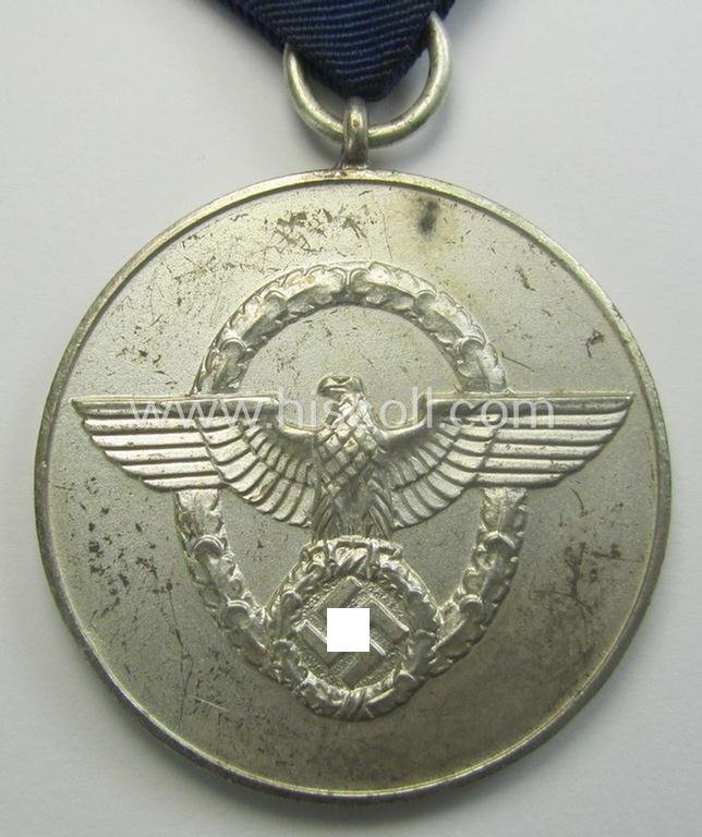 Bright-silver-toned so-called: 'Polizei-Dienstauszeichnung 3. Stufe' (or: police loyal-service medal 3rd class) that comes mounted onto its period ribbon (ie. 'Bandabschnitt') — image 2