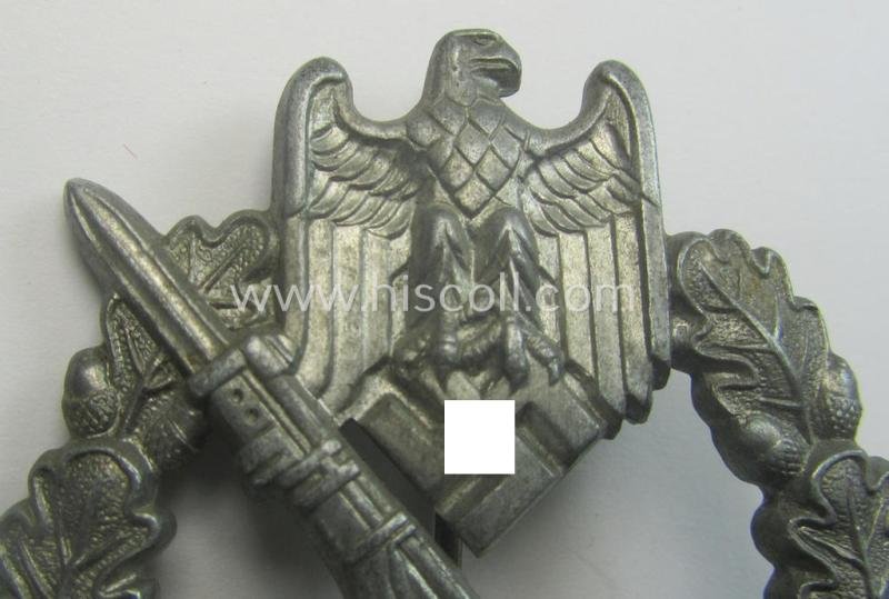 Silver-class 'Infanterie Sturmabzeichen in Silber' being a (typically) unmarked so-called: 'pillow-crimped'-pattern example as was executed in silverish-coloured, zinc-based metal (ie. 'Feinzink') — image 2