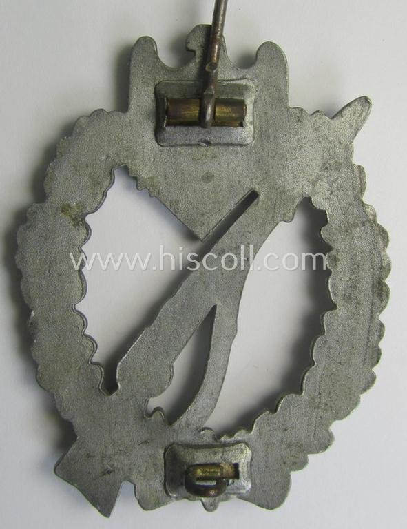 Silver-class 'Infanterie Sturmabzeichen in Silber' being a (typically) unmarked so-called: 'pillow-crimped'-pattern example as was executed in silverish-coloured, zinc-based metal (ie. 'Feinzink') — image 4