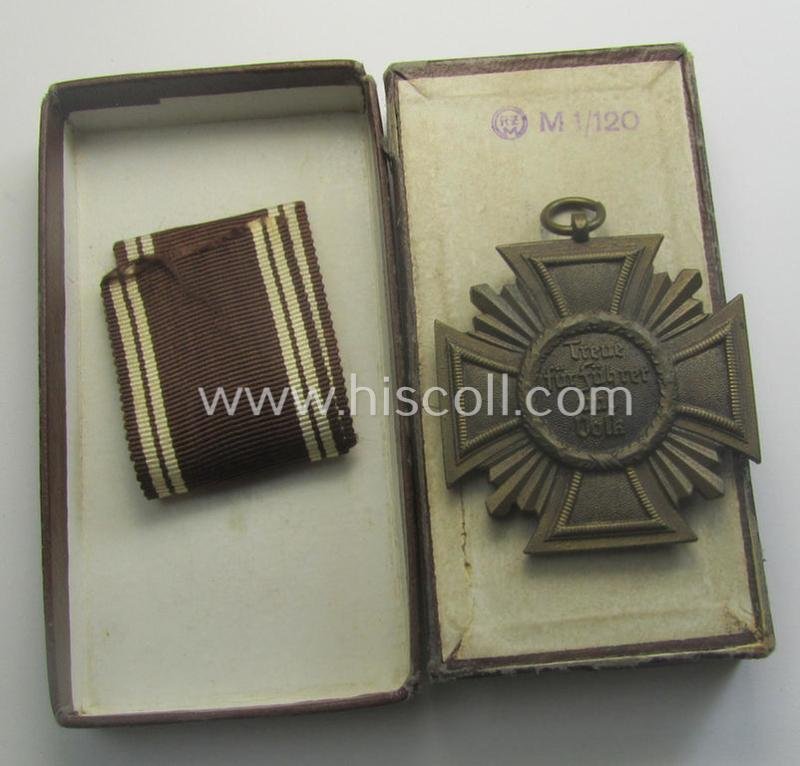 'N.S.D.A.P. D.A. in Bronze' (ie. '3. Stufe für 10 Jahre t. D.') being a non-maker-marked- (and/or 'regular-weight') example that comes stored in its typical two-pieced 'RzM M1/120'-marked etui — image 4