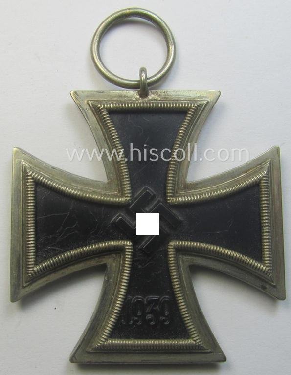 'Eisernes Kreuz II. Klasse' being a non-maker-marked example that comes together with its original- and once-mounted ribbon (ie. 'Bandabschnitt') as was produced by a (by me) unidentified maker (ie. 'Hersteller') — image 2