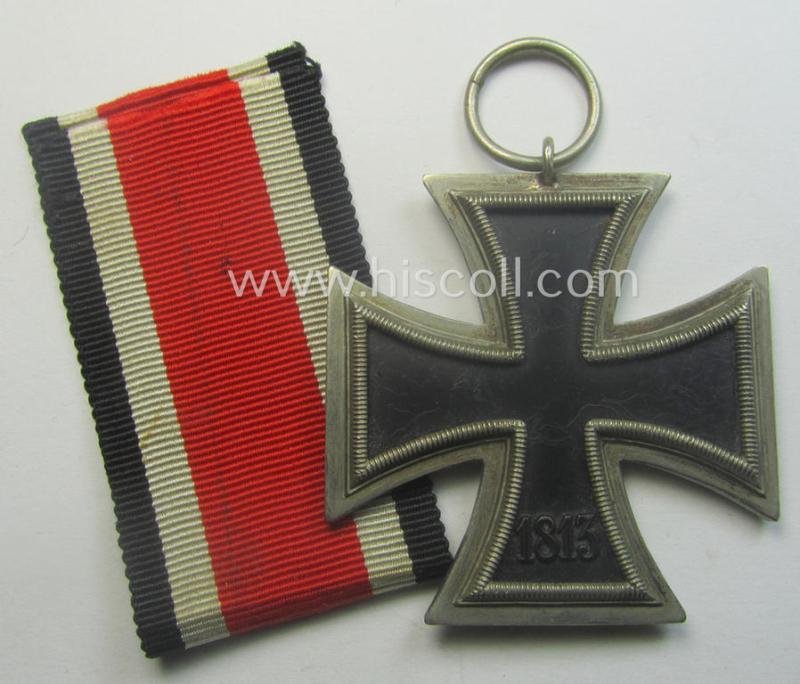 'Eisernes Kreuz II. Klasse' being a non-maker-marked example that comes together with its original- and once-mounted ribbon (ie. 'Bandabschnitt') as was produced by a (by me) unidentified maker (ie. 'Hersteller') — image 3