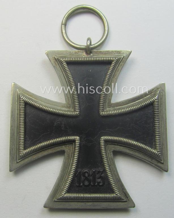 'Eisernes Kreuz II. Klasse' being a non-maker-marked example that comes together with its original- and once-mounted ribbon (ie. 'Bandabschnitt') as was produced by a (by me) unidentified maker (ie. 'Hersteller') — image 4