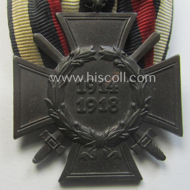 Golden-bronze-toned, so-called: 'Einzelspange' showing a: 'Frontkämpferkreuz 1914-18 mit Schwertern' (ie.: 'Kriegsteilnehmerkreuz 1914-18 mit Schw.') being a detailed- and/or zinc- ie. 'Feinzink'-based, specimen — image 2
