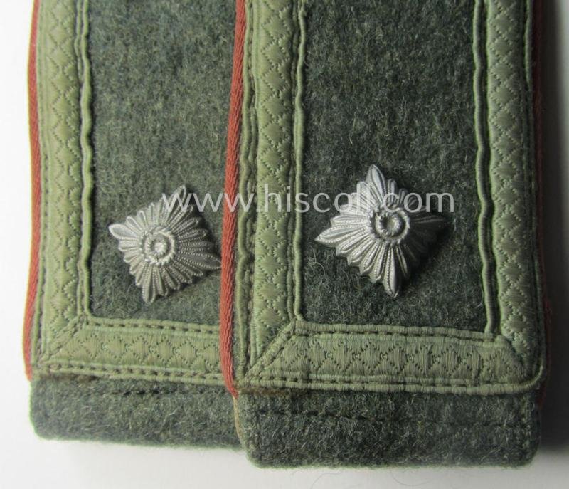 Pair of WH (Heeres) 'M41 o. M43'-pattern, NCO-type shoulderstraps as piped in the bright-pink-coloured branchcolour as was intended for a: 'Feldwebel einer Panzerjäger-Abtgs.' — image 2