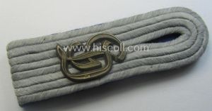 Single, WH (Heeres) officers'-type, 'cyphered' shoulderboard: 'Leutnant o. Arzt der …