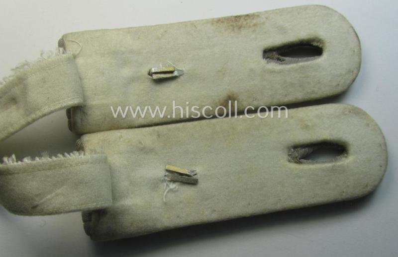 Fully matching - and/or scarcely encountered! - pair of WH (Heeres), neatly 'cyphered', officers'-type shoulderboards as was intended for a: 'Leutnant eines Infanterie-Lehr-Abts. o. Rgts.' — image 4