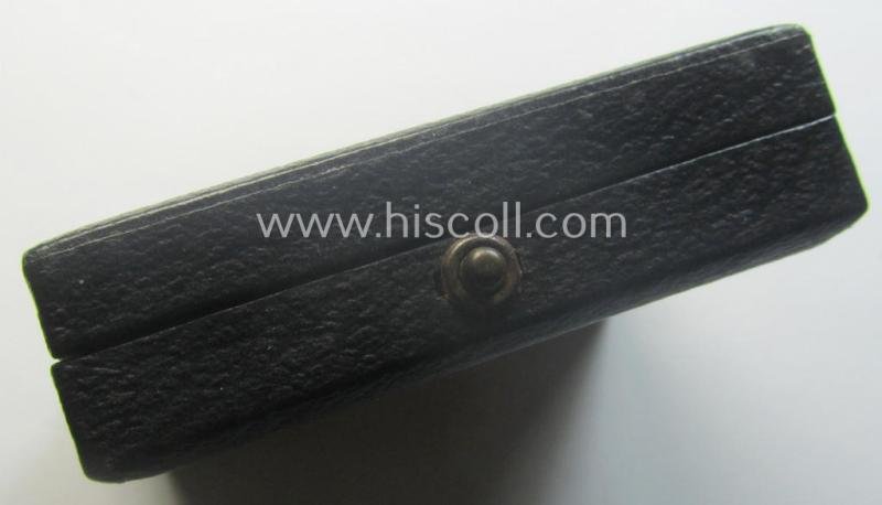 'Verwundeten-Abzeichen in Gold' being a maker- (ie. '30'-) marked- and typical 'Buntmetall'-based example that comes stored in period etui as issued — image 10