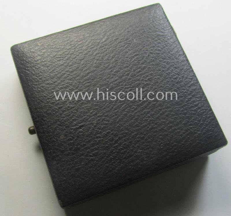 'Verwundeten-Abzeichen in Gold' being a maker- (ie. '30'-) marked- and typical 'Buntmetall'-based example that comes stored in period etui as issued — image 8