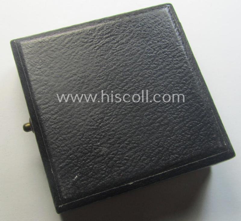 'Verwundeten-Abzeichen in Gold' being a maker- (ie. '30'-) marked- and typical 'Buntmetall'-based example that comes stored in period etui as issued — image 9