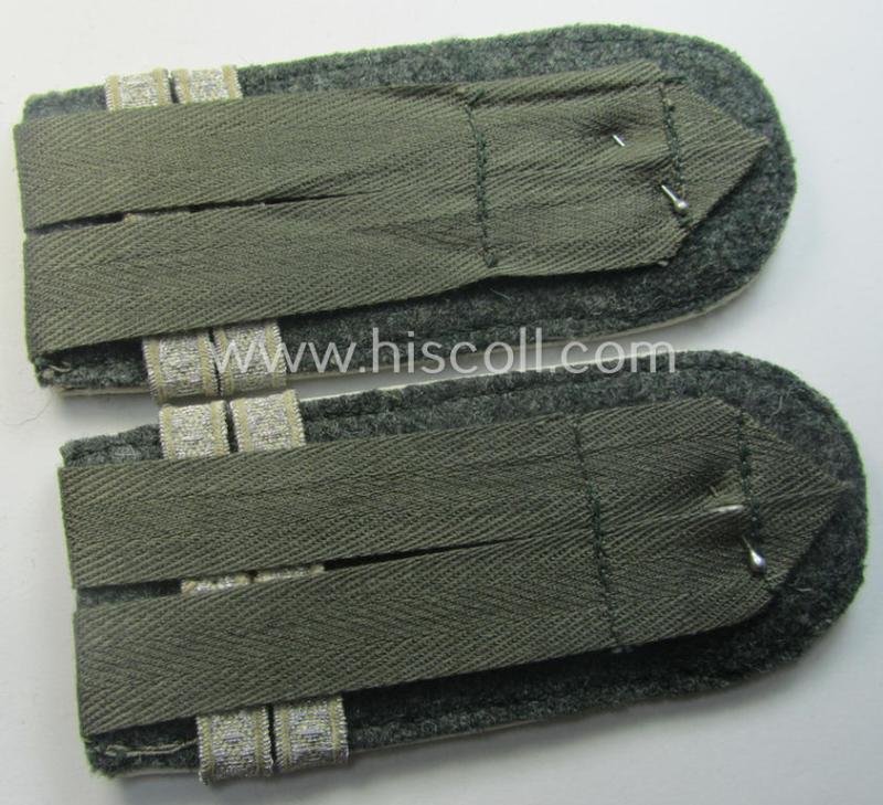 Hardly worn - fully matching and scarcely encountered! - pair of WH (Heeres) later-war period- (ie. 'simplified'- ie. 'M44- o. M45'-pattern) EM-type shoulderstraps as intended for a: 'Soldat u. Offiz.-Anwärter der Infanterie-Trpn.' — image 3